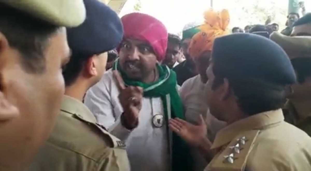 पुलिस अफसर व किसान नेता के बीच हुई तीखी नोकझोंक, वीडियो आया सामने